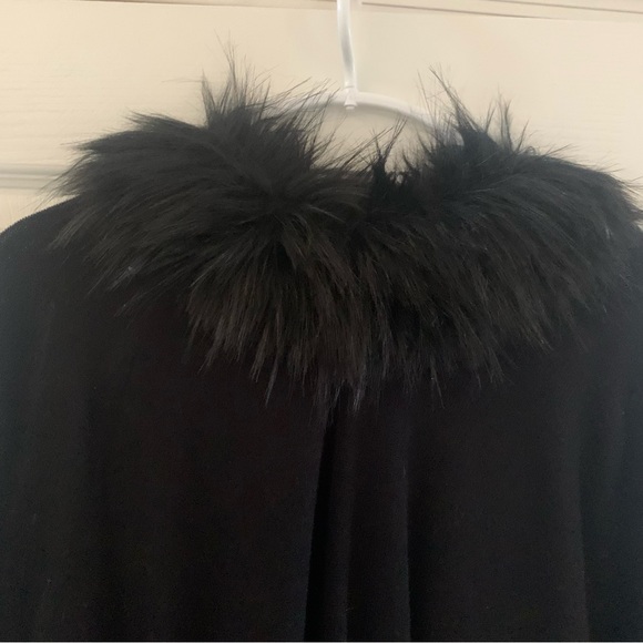 NEW La Fiorentina Black Faux Fur Trim Ruana - Picture 10 of 11